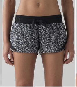 Lululemon Hotty Hot Short II 2.5" Swift Shorts Size 8 Daisy Dust Floral Black - Picture 1 of 5