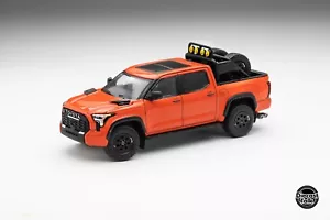 DiecastTalk Exclusivo 1/64 Toyota Tundra TRD PRO Solar Octano con accesorios - Imagen 1 de 14