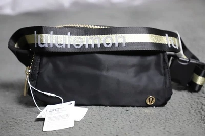 Nuevo con etiquetas Bolso Cinturón Lululemon Everywhere 1L Negro/Dorado Marca Bandolera Paquete de Cintura Foto 1 de 4