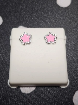Pendientes de plata de ley con esmalte rosa con tachuelas pequeñas al por menor $50 Foto 1 de 4