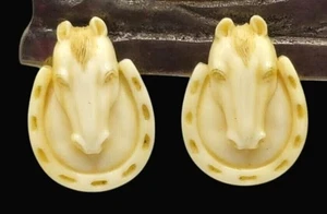 Vintage Pferd & Hufeisen Schraubverschluss Ohrringe Reiter geschnitzt Manschettenknöpfe - Bild 1 von 7