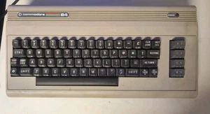 Commodore 64 Biscottone Computer Vintage Made In England Assy 250407 Rev C - Zdjęcie 1 z 6
