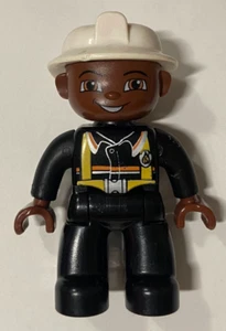 Lego Duplo Figura Bombero Traje Negro Casco Blanco Cara Marrón 47394pb076 - Imagen 1 de 4