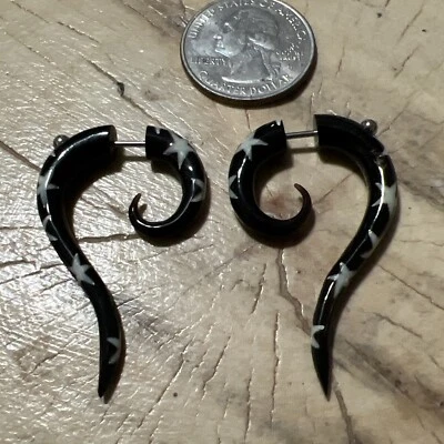 PAR DE ARETES ORGÁNICOS GARRA TRIBAL TAPÓN ESPIRAL CUERNO Y HUESO 18g CHEATER HORN Foto 1 de 4
