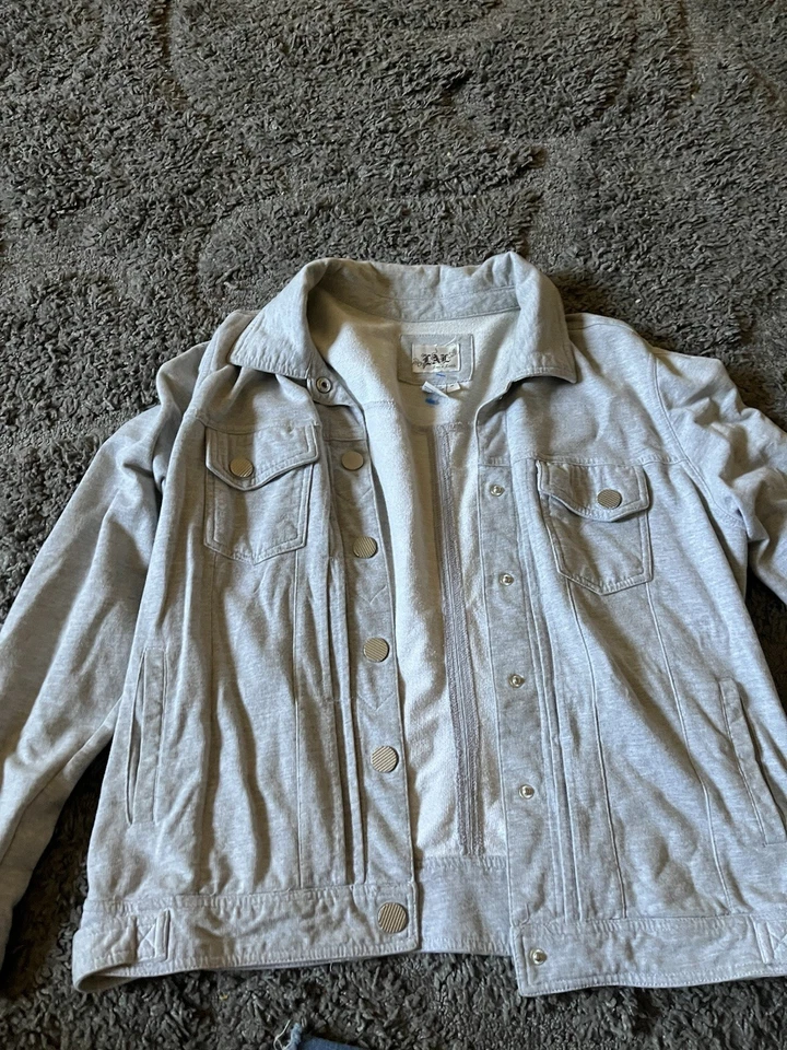 Jaqueta Live A Little feminina cinza claro com fecho de botão tamanho médio - Imagem 1 de 4