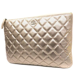 Chanel Acolchado Perforado O Estuche Bolso Clutch Bolsa Metálico Beige Auténtico - Imagen 1 de 17