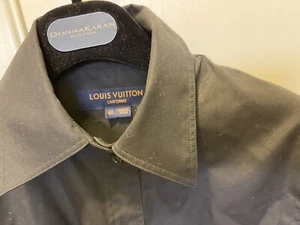 LOUIS VUITTON AUTHENTISCH LV STAGE SIGNATURE KLASSISCH SCHWARZ UNIFORM GESCHÄFT SHIRT 40 - Bild 1 von 7