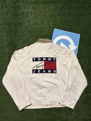 JAQUETA JEANS VINTAGE SUPER RARA TOMMY JEANS BANDEIRA GRANDE L - Imagem 1 de 3