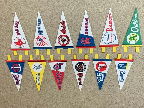 VINTAGE / MINT CONDITION (SET OF 12) Trench 1970's Baseball Mini Felt Pennants Cover