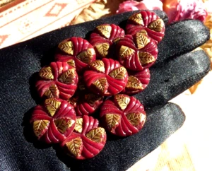 KONVOLUT 11 ALTE ART DECO KNÖPFE STILISIERTES BLUMENMUSTER aus geformtem Pressglas - Bild 1 von 7