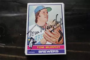 TOM MURPHY 1976 TOPPS MILWAUKEE BREWERS AUTOGRAMMIERTE KARTE - Bild 1 von 1