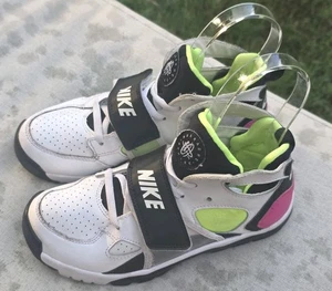 Nike Air Trainer Huarache Größe 2Y Farben Weiß Schwarz Pink Grün - Bild 1 von 8