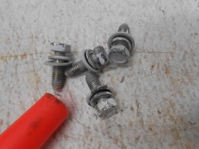 Болты кузова от двери до петли 2005 Chevrolet Aveo - Изображение 1 из 4