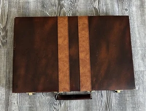 Set backgammon cardinale vintage con patatine marrone e crema con dadi e custodia 1981 - Foto 1 di 3