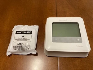 Honeywell ProSeries Programmable Thermostat TH4110U2005 w/Wall Plate - Working - Picture 1 of 4