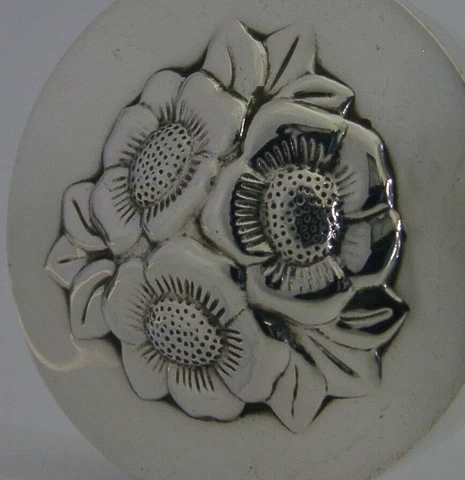 BEAUTIFUL 2 inch ENGLISH STERLING SILVER BOX 2004 MINT Cover