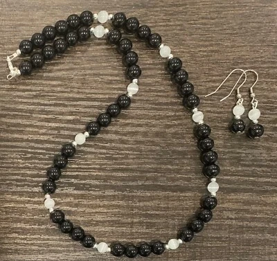 Juego de collar y pendientes de ágata negra y selenita de 18" Foto 1 de 4