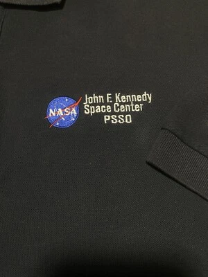 Polo de Colección NASA John F. Kennedy Bordado Centro Espacial SSO Azul Marino Talla XL Foto 1 de 4