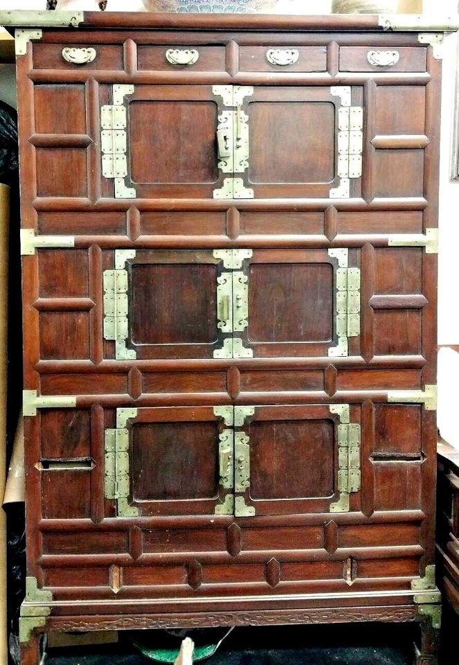 ARMÁRIO DE MADEIRA COREANO ANTIGO COM ACESSÓRIOS E ALÇAS DE BRONZE, SÉCULO 18  - Imagem 1 de 4