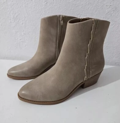 Nuevos botines Lucky Brand para mujer Fakelle beige punta almendra cremallera lateral talla 7 Foto 1 de 4