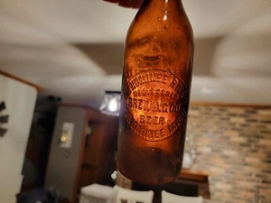 Botella de cerveza I 12 OZ Menominee Michigan Menominee River marrón en relieve antigua  - Imagen 1 de 14