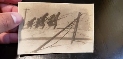 FOTO ORIGINAL JAPONESA DE LA SEGUNDA GUERRA MUNDIAL ☆ SOLDADOS ATACANDO ☆ ESPADA SAMURAI  Foto 1 de 2