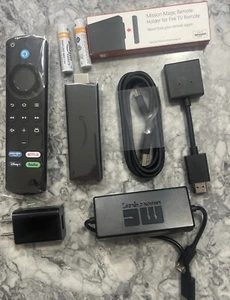 Amazon Fire TV Stick (3a generazione) con telecomando vocale Alexa PIÙ 2 articoli extra - Foto 1 di 4