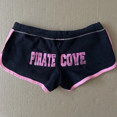 Pantalones Cortos Botín Y2K Negro y Rosa Tiro Bajo "PIRATE COVE" Estampado en la Parte Trasera Años 2000 Foto 1 de 4