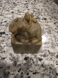 ANTIKER chinesischer Qing Speckstein/Shoushan Stein Siegel Affe sitzend auf Stier - Bild 1 von 7