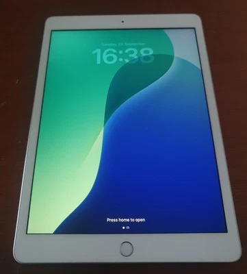 Apple iPad 7th Gen. 32GB, Wi-Fi  10.2 in - Silver - Image 1 of 4