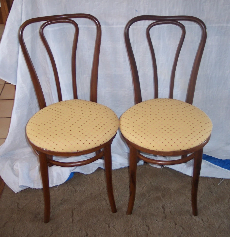 Par de sillas auxiliares de roble curvado para helados (SC154) Foto 1 de 1