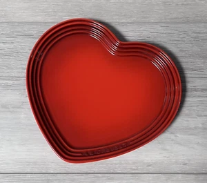 Le Creuset Large HEART PLATE Cerise 9.75 inches STONEWARE NEW - Picture 1 of 10