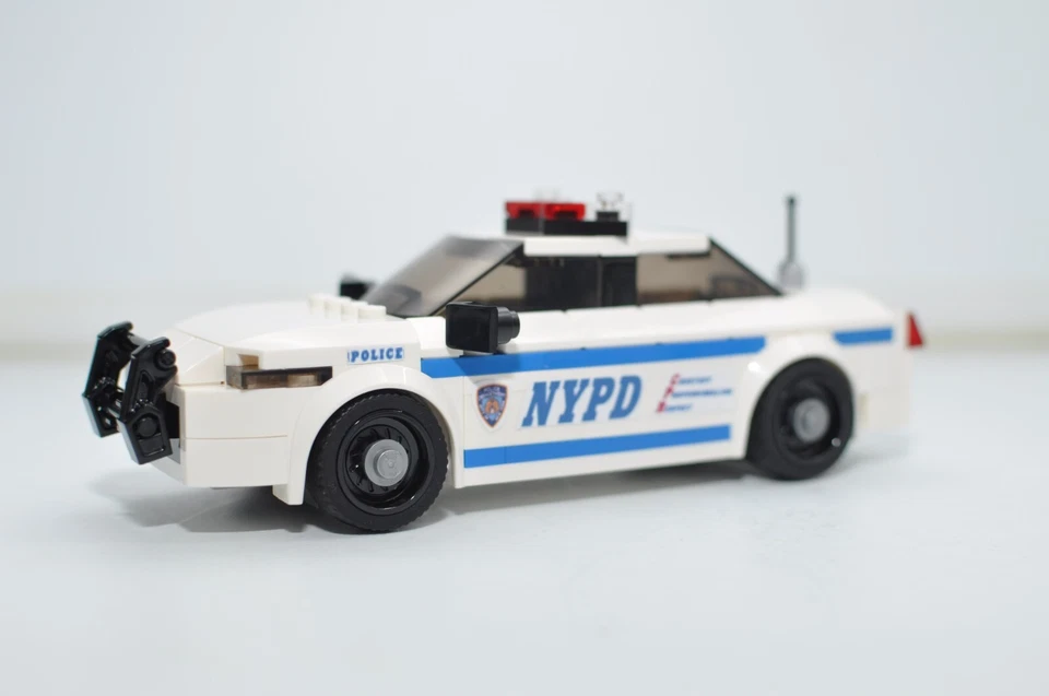 Modelo de juguete de coche de policía azul y blanco personalizado compatible construido con ladrillos LEGO® Foto 1 de 2