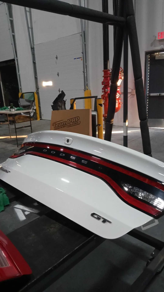 2015 Dodge Dart Deck Lid Trunk Lid White OEM 56038990AA 68090960AF 68141696AB Foto 1 de 4