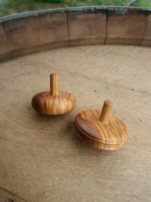 TROTTOLA GIOCO GIOCATTOLO PEZZO UNICO PERSONALIZZATA con nome - legno ulivo - Immagine 1 di 2