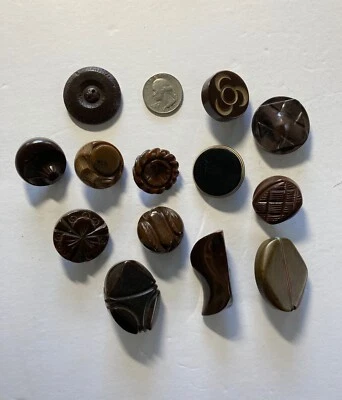 Lote de 13 botones de abrigo/chaqueta de baquelita marrón y negro vintage diferentes formas Foto 1 de 4