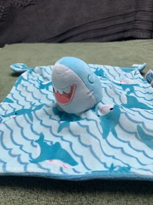 Manta de seguridad Mary Meyer bebé tiburón estampado por todas partes Lovey azul Nunu Foto 1 de 4