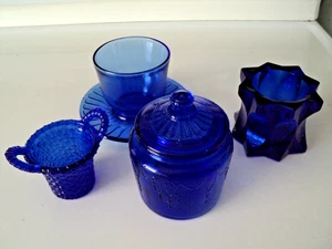 4 kobaltblaue Glasartikel verschiedene & einzigartige Tasse & Untertasse, Kerze, Korb Glas & Deckel - Bild 1 von 10