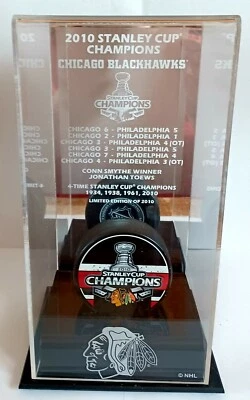 Chicago Blackhawks 2010 Stanley Cup Champions Puck #'d/2010 & Team Display Case - Imagem 1 de 2