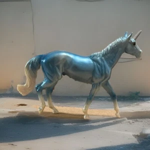 k...Breyer Persiguiendo Arco Iris Cielo Misterio Unicornio Sorpresa Compañeros de Establo - Imagen 1 de 5