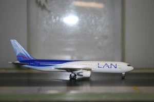 Phoenix 1:400 LAN Chile Boeing 767-300 CC-CEK Die-Cast Model Plane - Picture 1 of 7