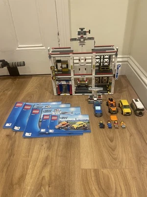 Lego City 4207 Octan Garage And Petrol Station - Needs some Attention - Image 1 of 4