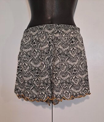 Pantalones Cortos Charlotte Russe Juniors Estampados Fluidos Talla Pequeña Foto 1 de 4