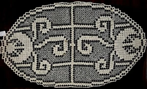 LOT N°19- 1 ANCIEN NAPPERON BRODÉ MAIN EN DENTELLE FAIT AU CROCHET-70 X 40 COTON - Foto 1 di 2