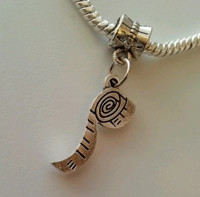 Pulsera con dije europeo de cuentas colgantes de costurera cinta métrica tono plata Foto 1 de 2