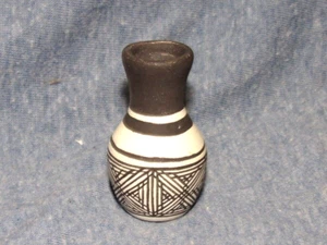 Vaso in miniatura nativi americani 2" firmato D R Leon NUOVO - Foto 1 di 4