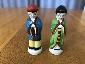 VINTAGE ASIAN MAN & WOMAN FIGURES PORCELAIN SALT & PEPPER SHAKERS JAPAN MADE - Picture 1 of 6