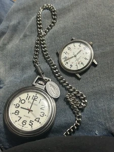 Zwei funktionierende Uhren, Vintage Westclox Quartz Taschenuhr und Kette, + unbekannt  - Bild 1 von 8