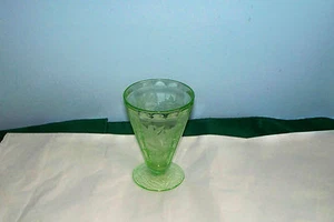VINTAGE FLORAL GREEN DEPRESSION GLASS FOOTED TUMBLER 4 5/8" POINSETTIA  - Picture 1 of 3