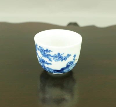 玩玉 Taza pequeña azul y blanco porcelana de la dinastía Ming con esmalte azul cobalto Foto 1 de 4